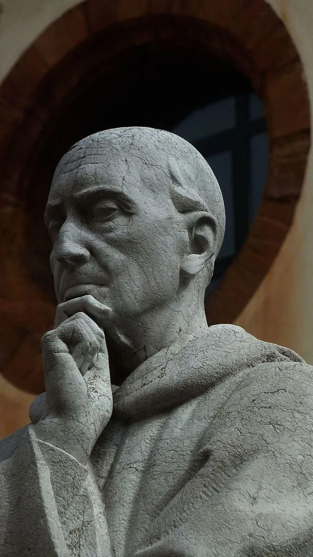 Sculpture in honor of Father Feijóo. Source
