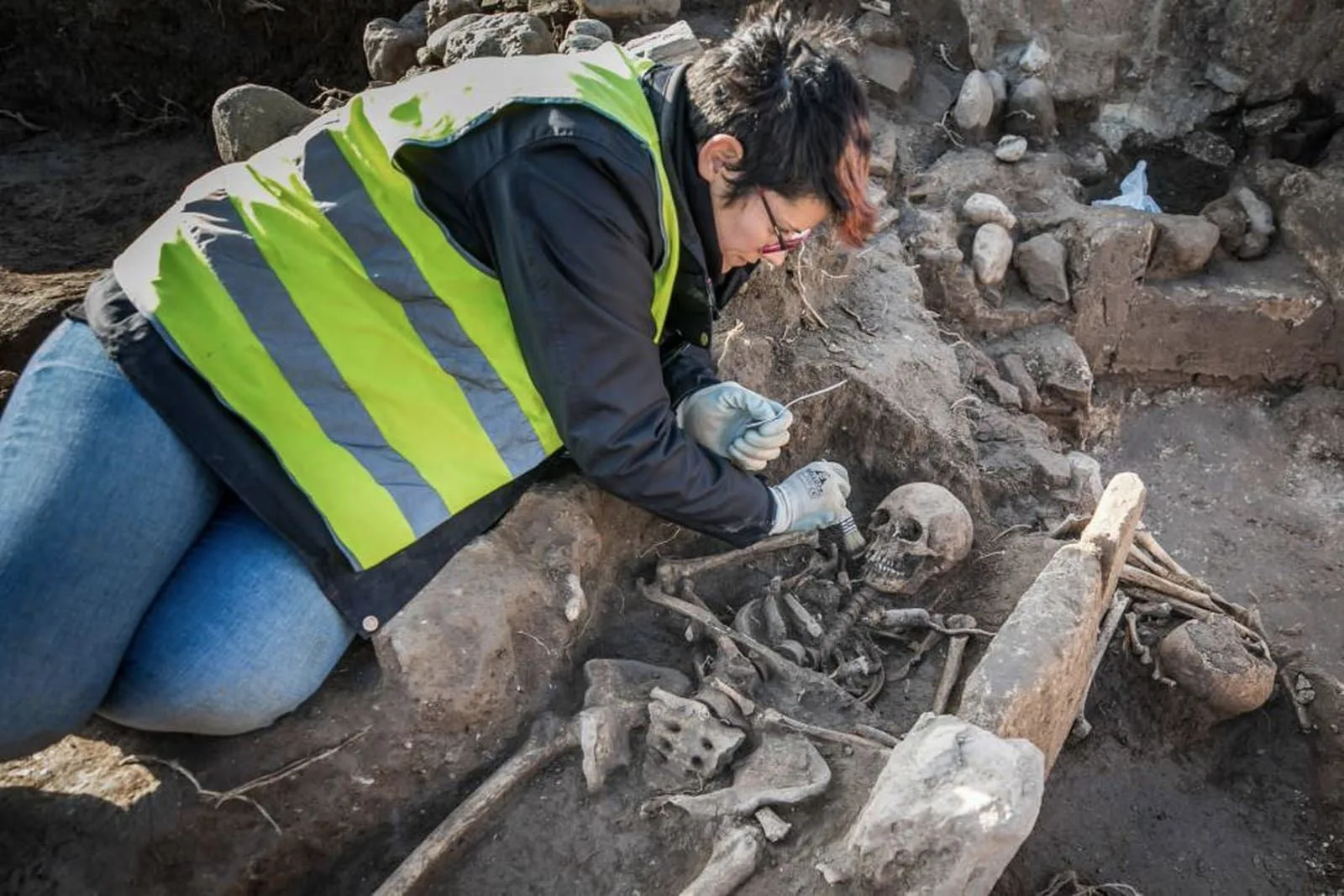 Figure 3: Archaeologist bringing to light human remains. Source