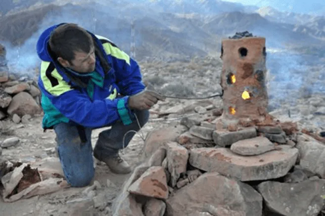 Figure 2: Wind furnace (huayrachina). Experimental archaeology. Source.