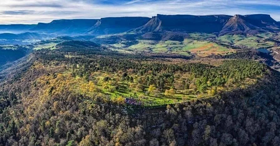 Figure 2. Castro de Babio and in the background, the watershed that divides the Mediterranean zone from the Atlantic (Source: own).