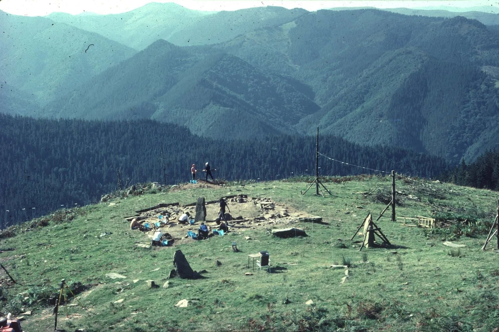 Figura 4. Proceso de excavación del conjunto de crómlech de Mulisko Gaina (Urnieta, Guipúzcoa). Fuente.