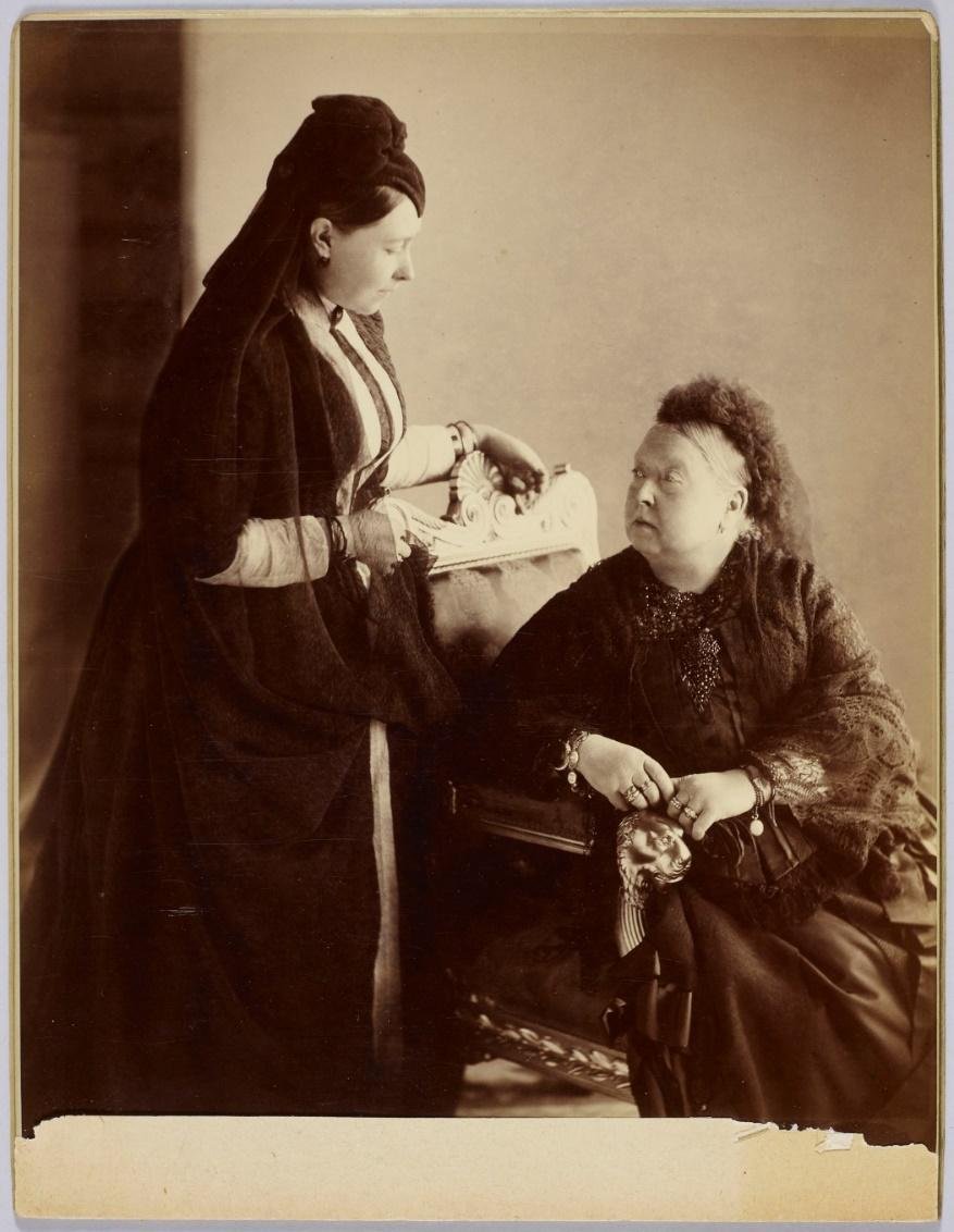 Foto en blanco y negro de una mujer al lado de una ventana

Descripción generada automáticamente con confianza media