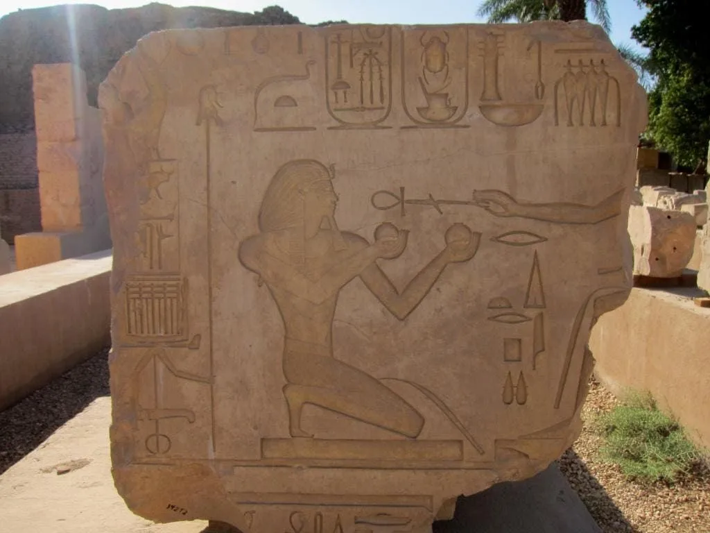https://upload.wikimedia.org/wikipedia/commons/b/b4/Stone_block_with_relief_at_Karnak_Temple.jpg