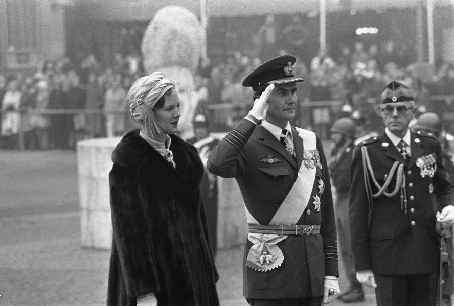 https://upload.wikimedia.org/wikipedia/commons/0/0c/Staatsbezoek_koningin_Margrethe_en_prins_Henrik_van_Denemarken_kranslegging_bij%2C_Bestanddeelnr_928-2386.jpg
